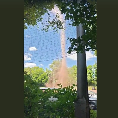 Windhose in Bergisch Gladbach, aufgenommen von Henrik Beuning auf dem Aschenplatz am Bergisch Gladbacher Stadion Belkaw-Arena