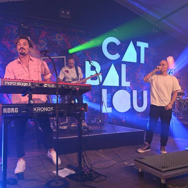 Die Band Cat Ballou steht bei einem Auftritt auf der Bühne.