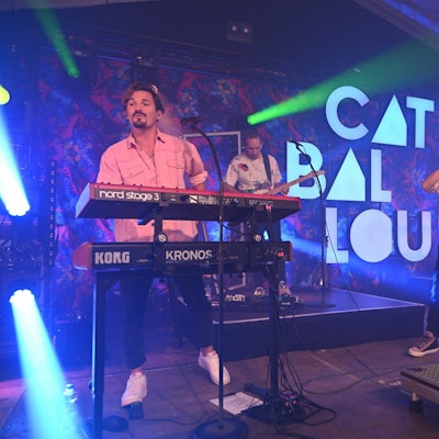 Die Band Cat Ballou steht bei einem Auftritt auf der Bühne.