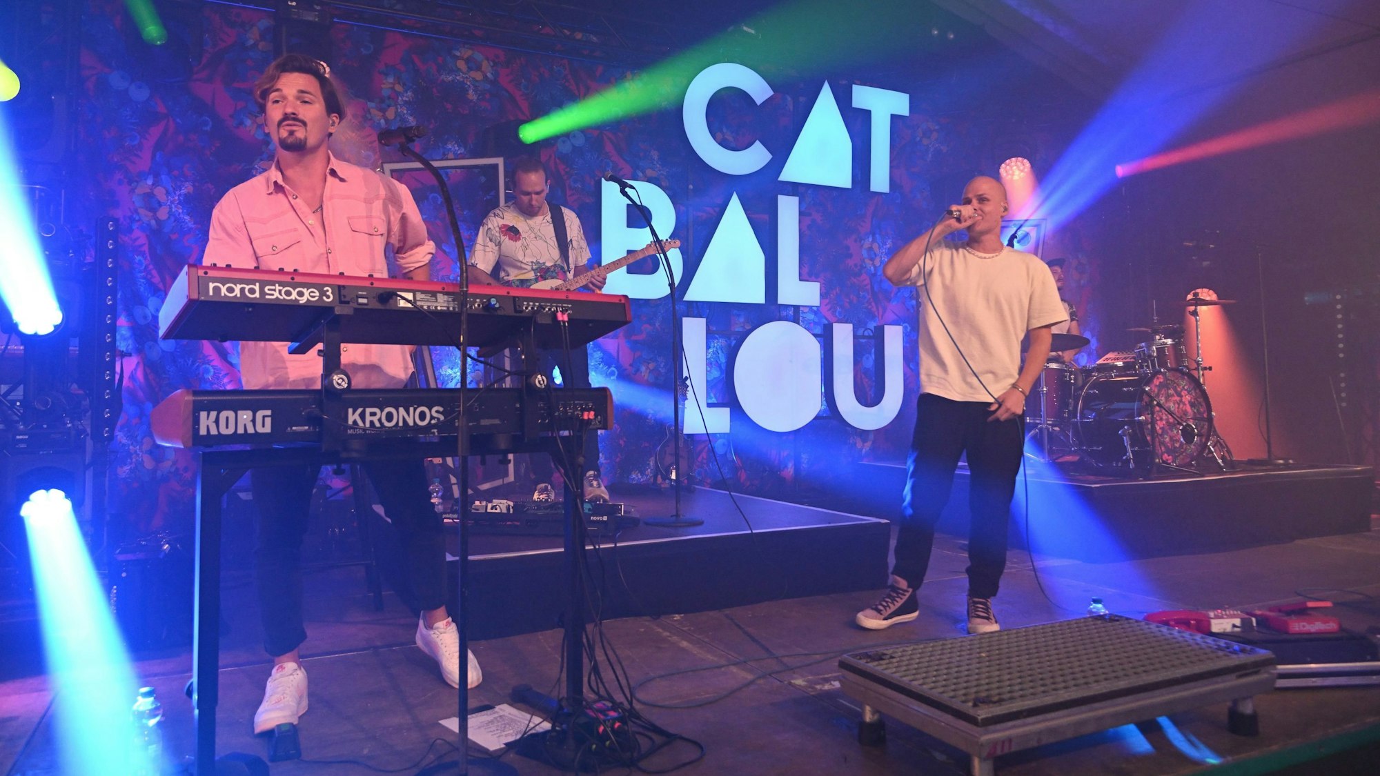 Die Band Cat Ballou steht bei einem Auftritt auf der Bühne.