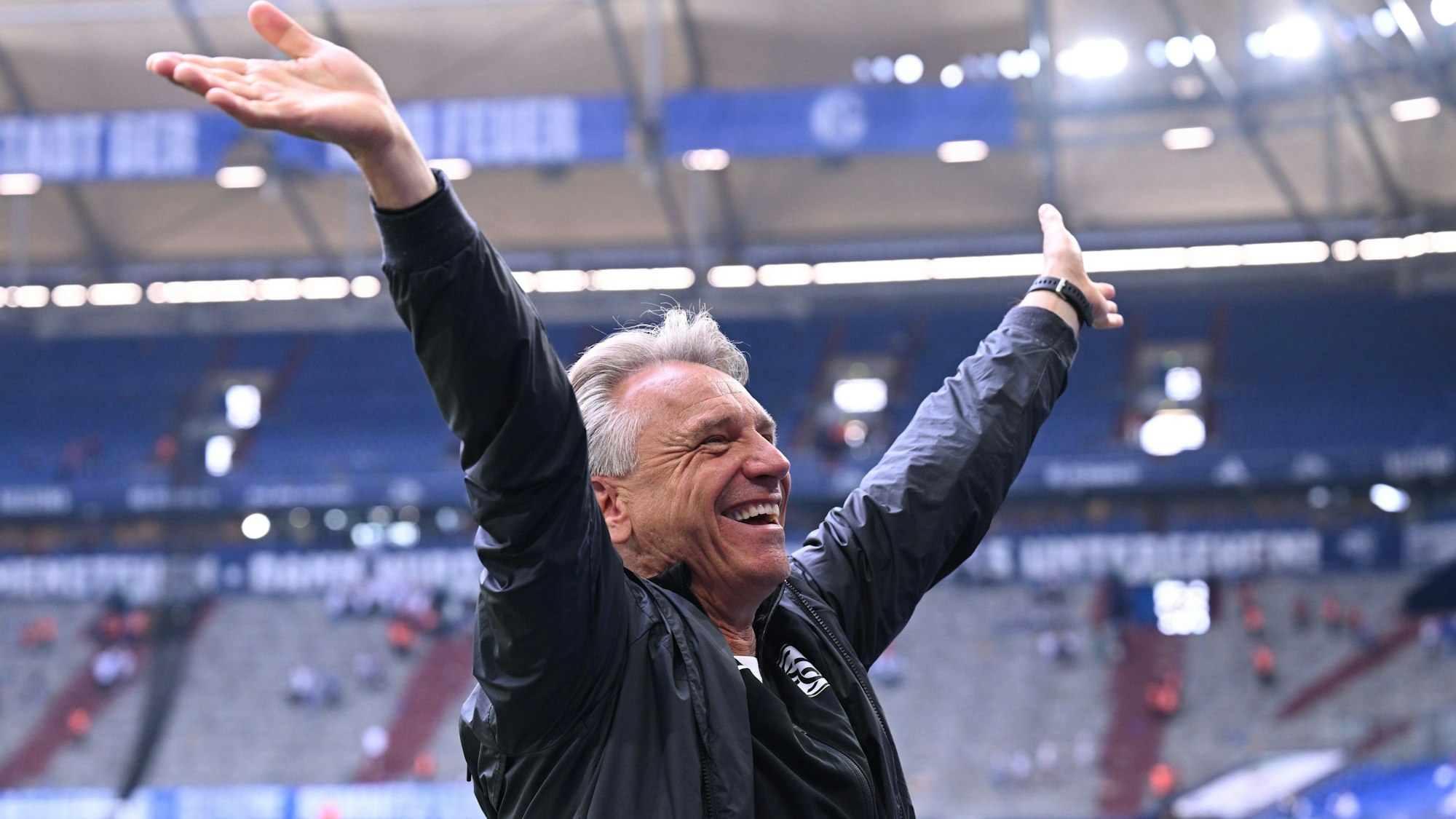 Elversbergs Trainer Horst Steffen jubelt nach dem Sieg auf Schalke.