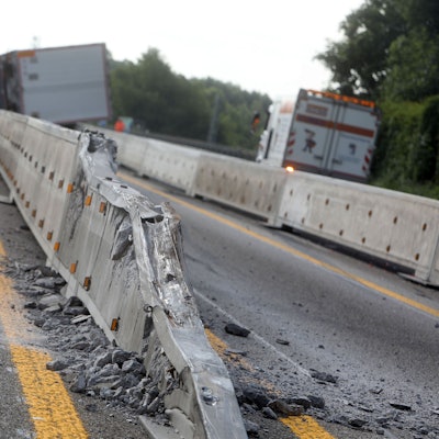 Falsche Spur: Die Trennwand in der Großbaustelle auf der A 4 wurde durch den Lkw schwer beschädigt.