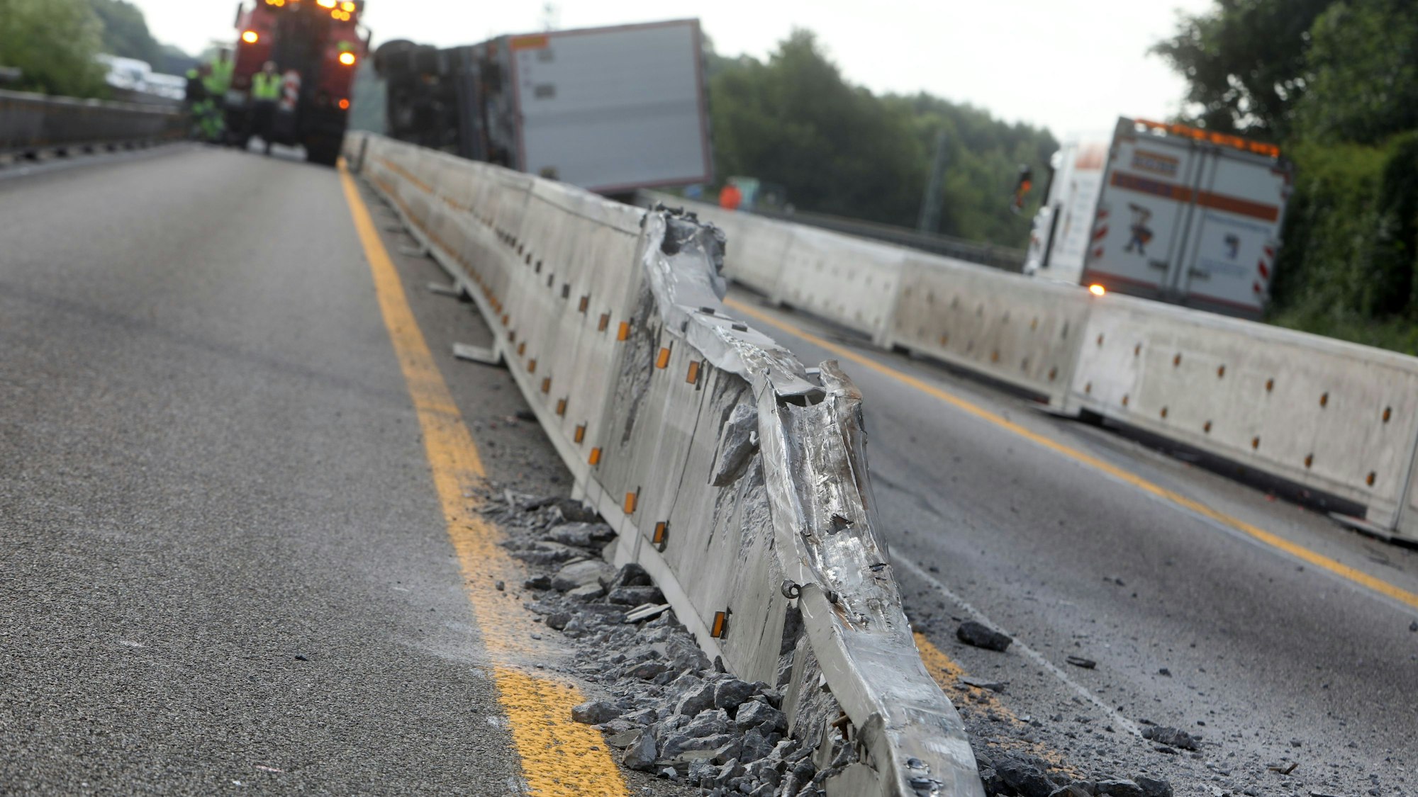 Falsche Spur: Die Trennwand in der Großbaustelle auf der A 4 wurde durch den Lkw schwer beschädigt.