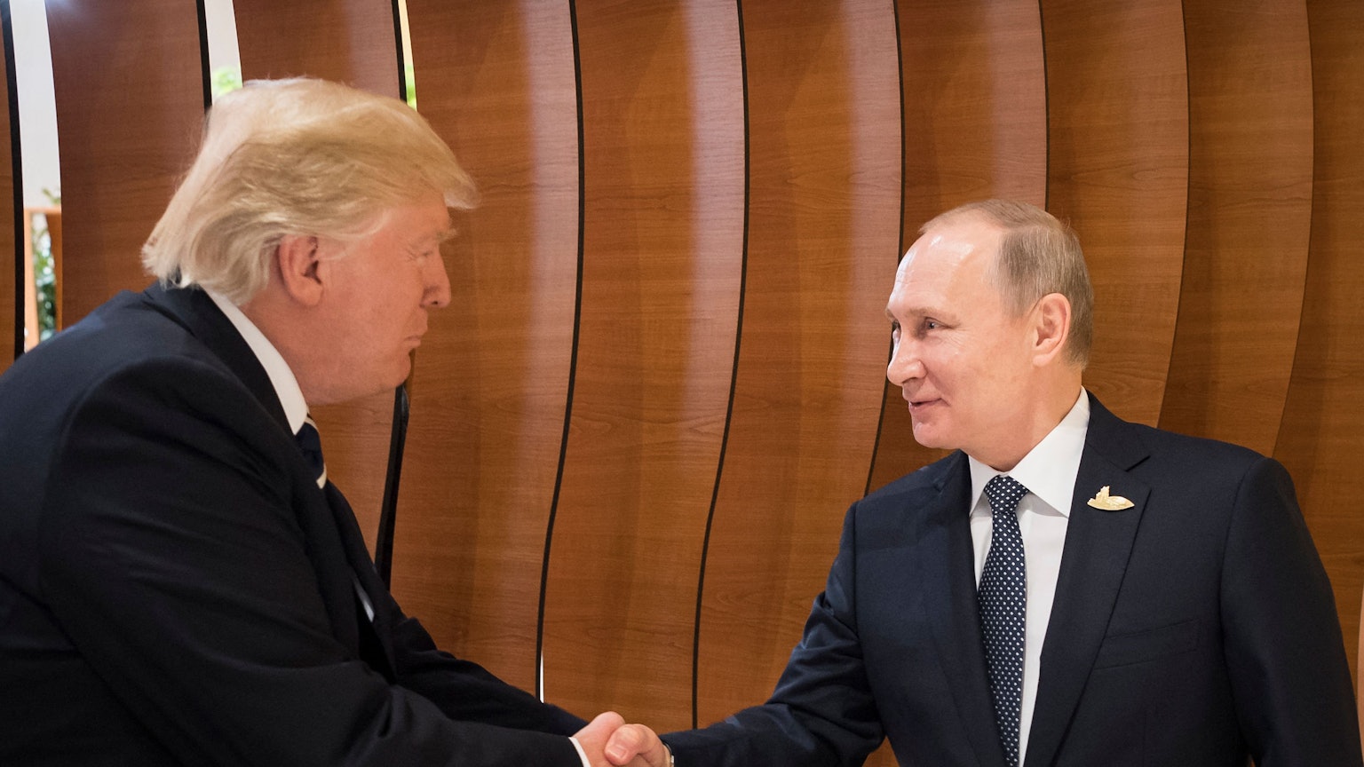 US-Präsident Donald Trump und Kremlchef Wladimir Putin 2017 in Hamburg. (Archivbild)