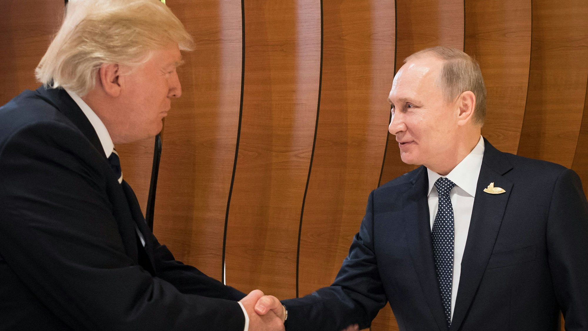 US-Präsident Donald Trump und Kremlchef Wladimir Putin 2017 in Hamburg. (Archivbild)