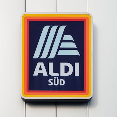Das Logo von Aldi-Süd ist an der Fassade des Discounters angebracht.