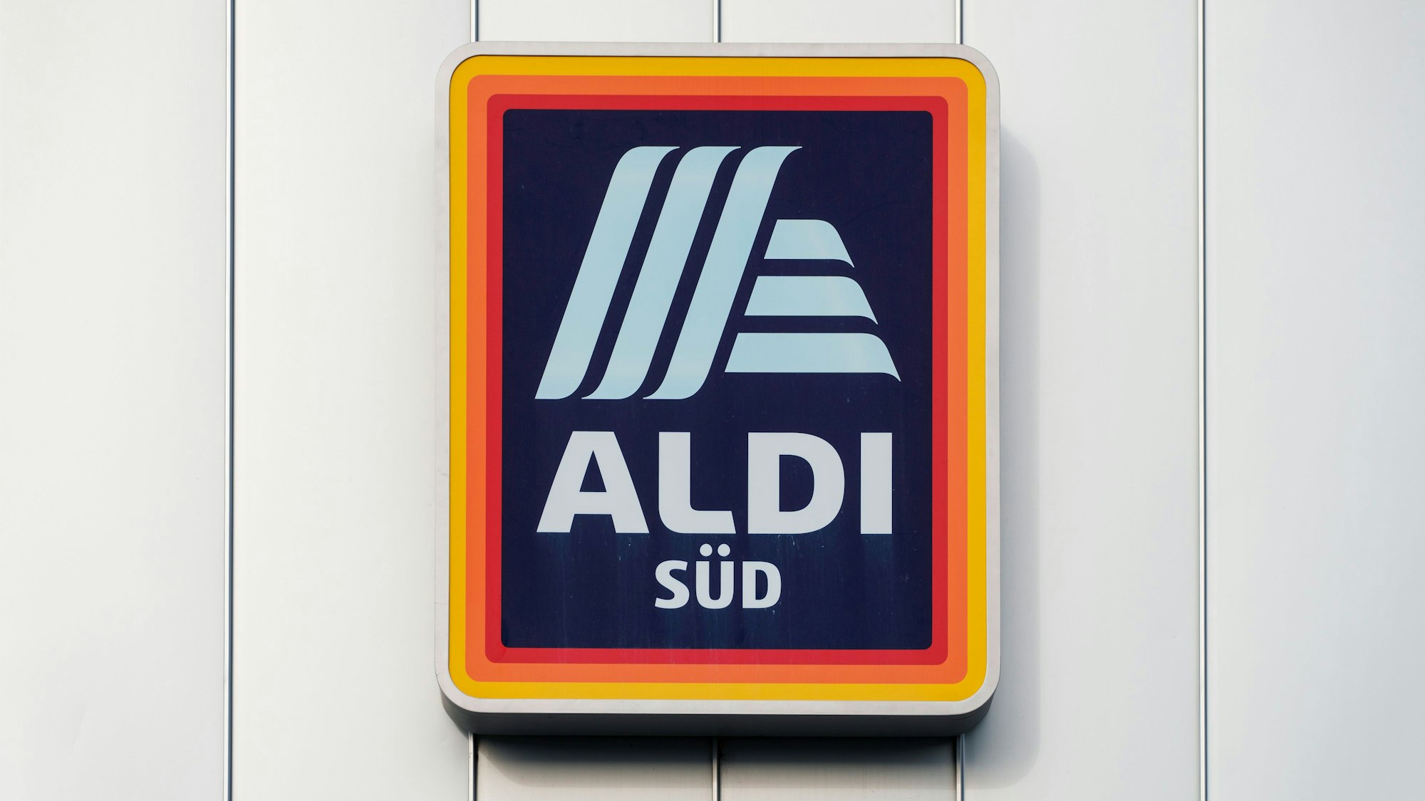 Das Logo von Aldi-Süd ist an der Fassade des Discounters angebracht.