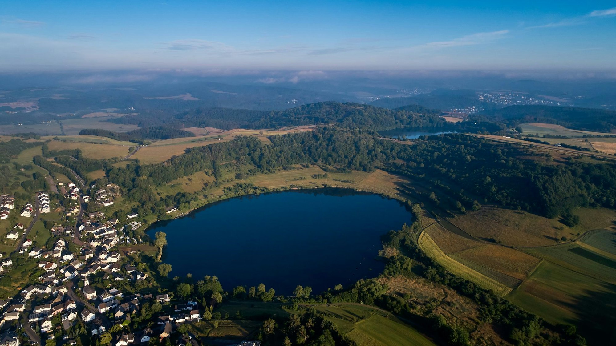 Forscher haben unter der Erde bisher unbekannte Maare in der Vulkaneifel entdeckt (Archivbild)