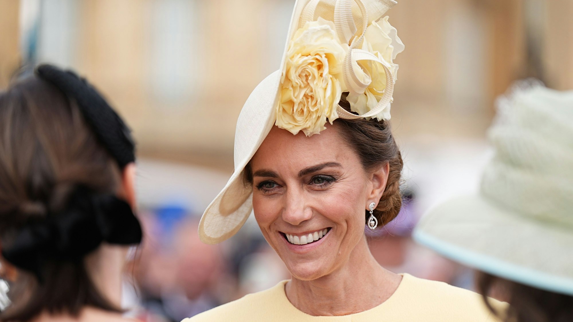 Kate, Prinzessin von Wales unterhält sich mit Gästen während einer königlichen Gartenparty im Buckingham Palace.