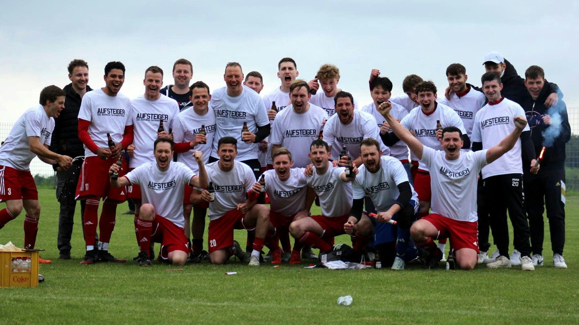 Die Fußballer der SG Dahlem-Schmidtheim II haben sich in ihren „Meister-Trikots“ zum Mannschaftsbild aufgestellt.