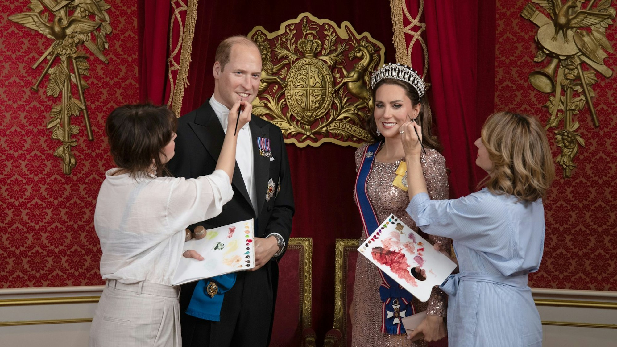 Undatiertes Handout-Foto, herausgegeben von Madame Tussauds London, zeigt die letzten Vorbereitungen an der neuen Wachsfigur der Kate, Prinzessin von Wales, die neben ihrem Ehemann, Prinz William, im Royal Palace Experience in der Baker Street in London stehen wird.