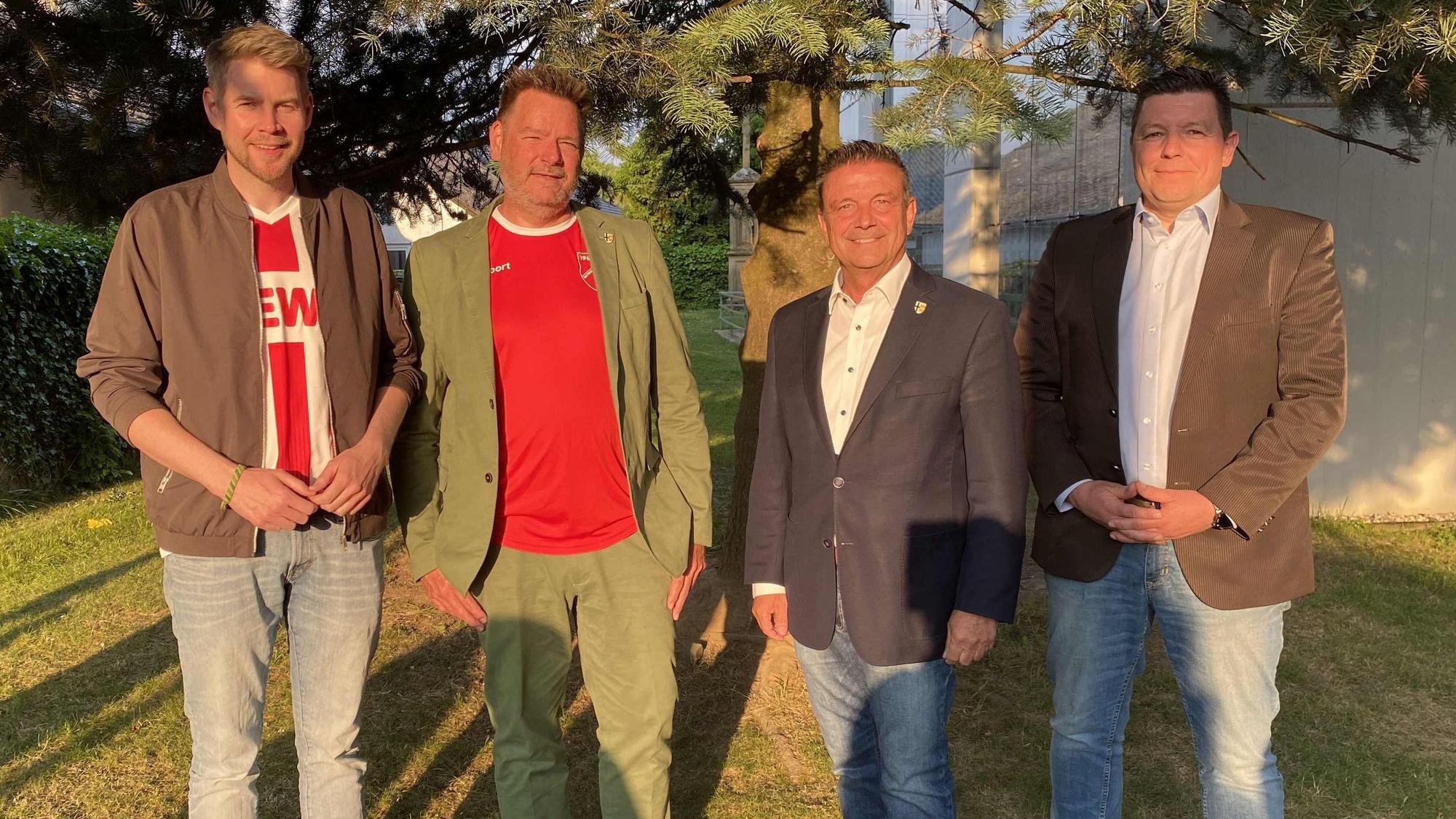 Die vier Swisttaler Bürgermeisterkandidaten vor der Podiumsdiskussion des Gemeindesportverbandes Swisttal: (v.l.)Tobias Leuning (SPD), Stefan Faber (Grüne), Manfred Lütz (CDU) und Patrick Reichelt (Parteilos).