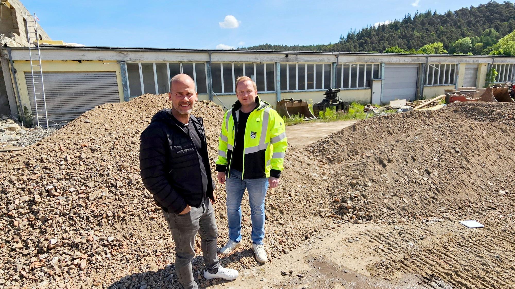 Markus Auel (l.) und Stefan Etten stehen vor den alten Hallen.