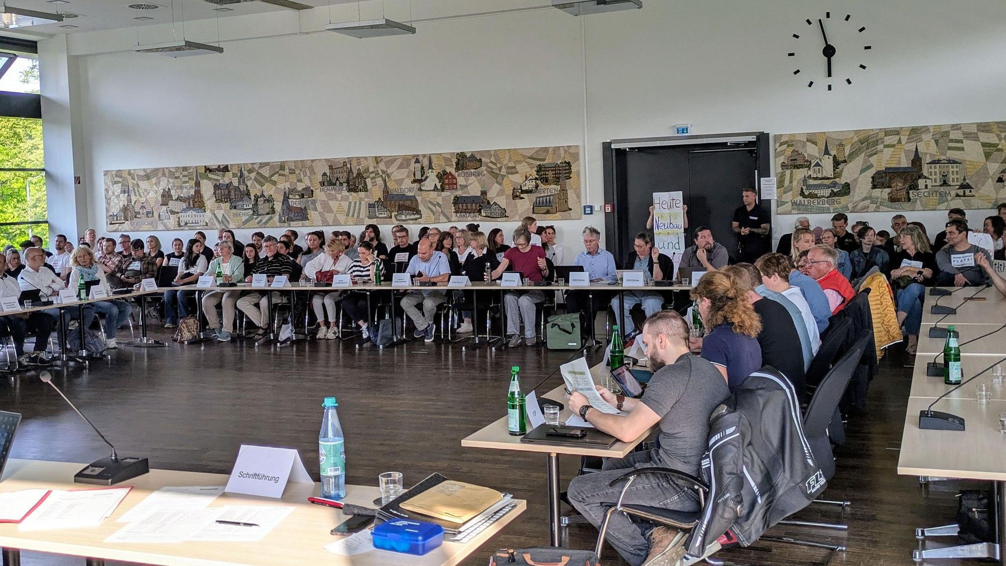 Die Besucherplätze im Ratssaal waren während des Schulausschusses so voll besetzt wie nie.