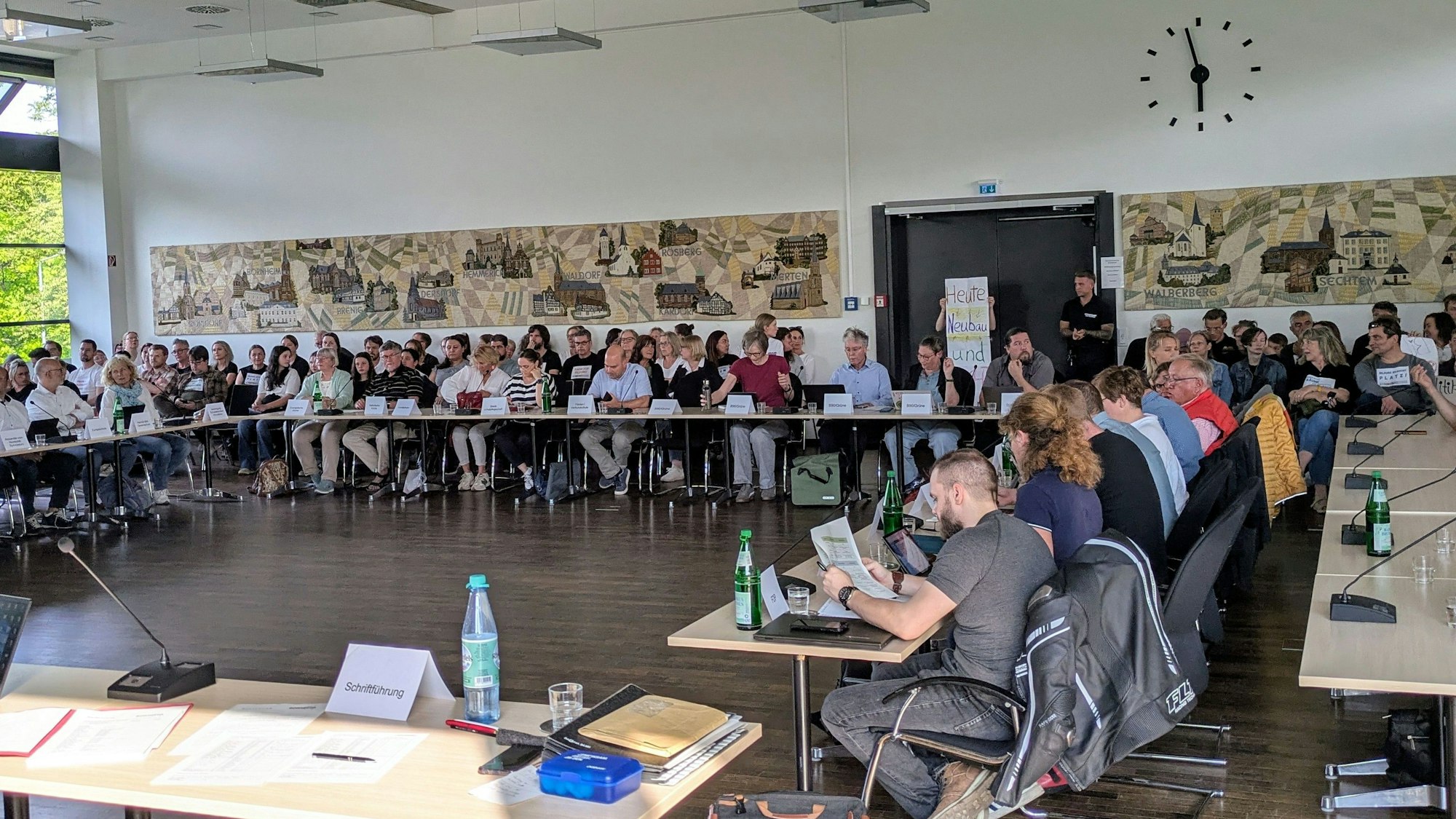 Die Besucherplätze im Ratssaal waren während des Schulausschusses so voll besetzt wie nie.