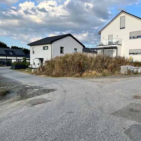 Unfertige Straßen in einem Neubaugebiet.