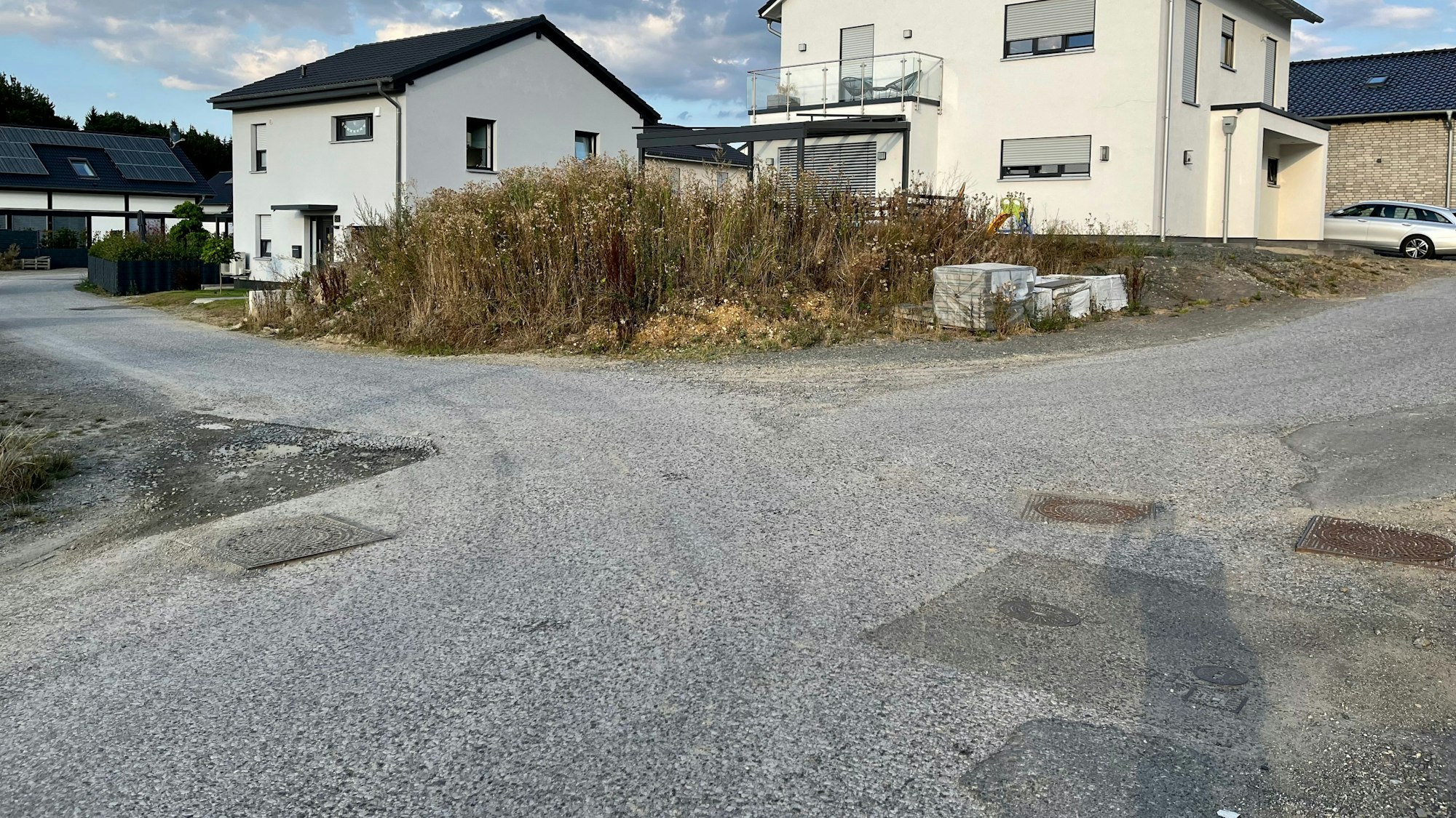 Unfertige Straßen in einem Neubaugebiet.