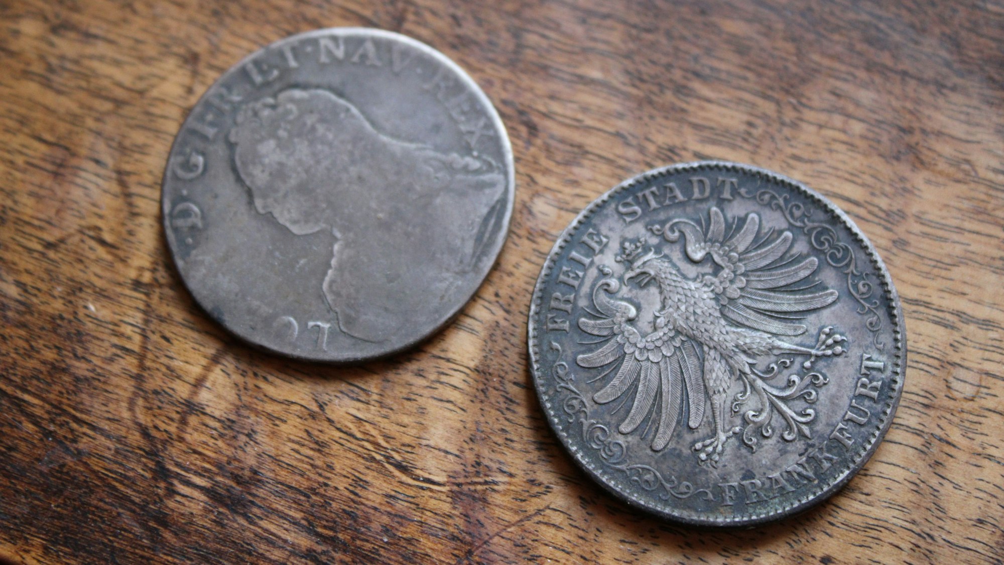 Ein Säckchen mit Napoleonischen Münzen (l.) und Frankfurter Talern (r.) wurde bei Umbauarbeiten in einer Zwischendecke gefunden.