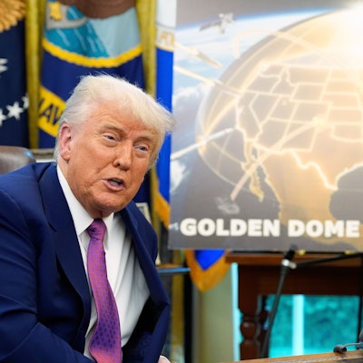 dpatopbilder - 20.05.2025, USA, Washington: US-Präsident Donald Trump spricht im Oval Office des Weißen Hauses. Foto: Alex Brandon/AP/dpa +++ dpa-Bildfunk +++