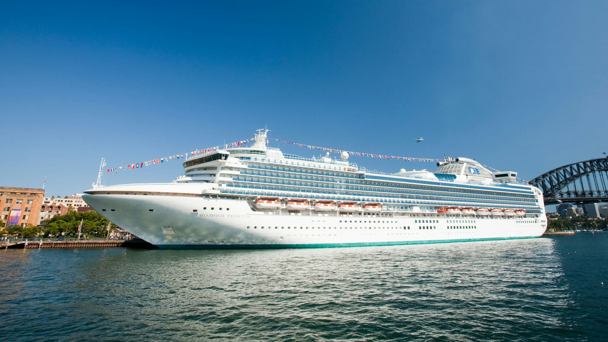 Das Kreuzfahrtschiff Diamond Princess im Hafen von Sydney mit der Harbour Bridge, Australien.