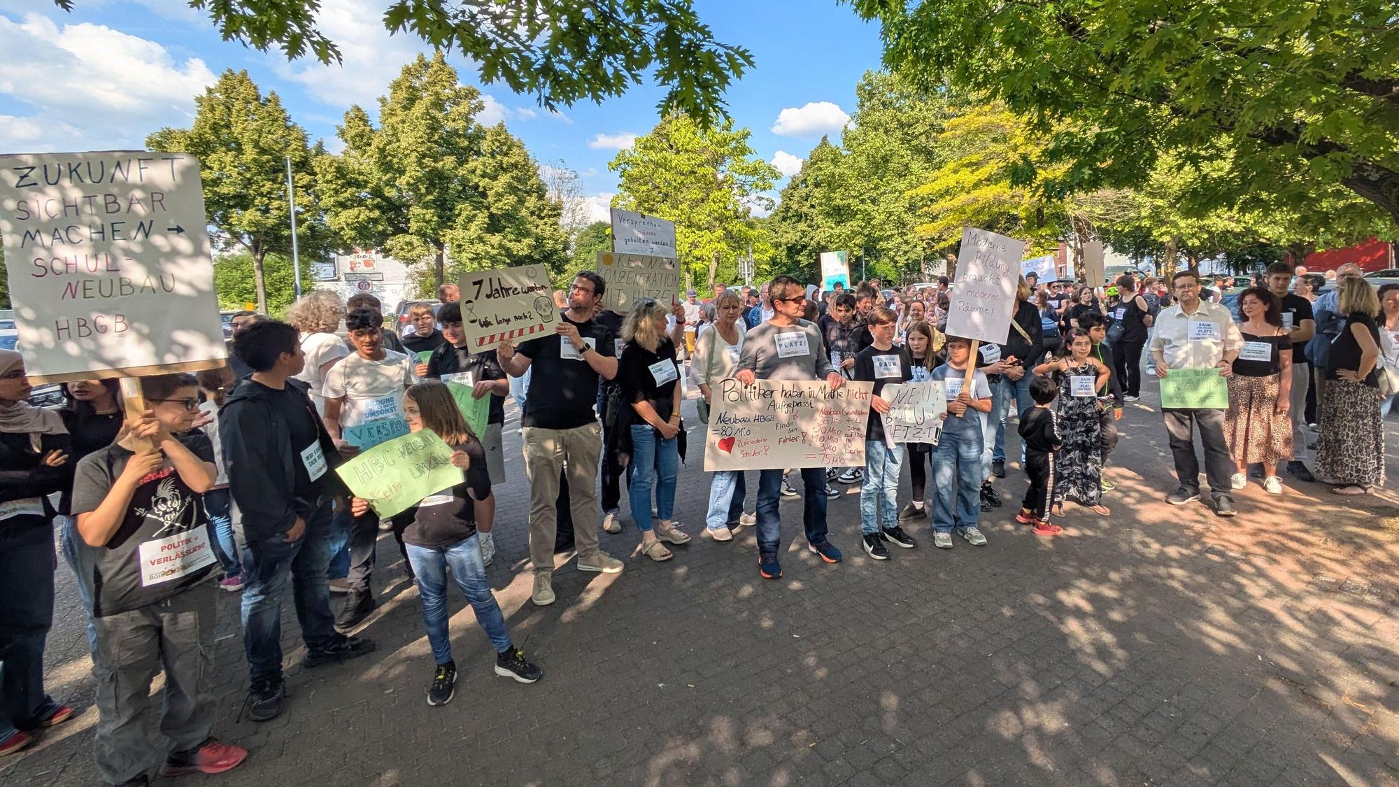 Ihre Meinung machten Schüler und Eltern bei einer Demonstration vor dem Schulausschuss mit Transparenten deutlich.