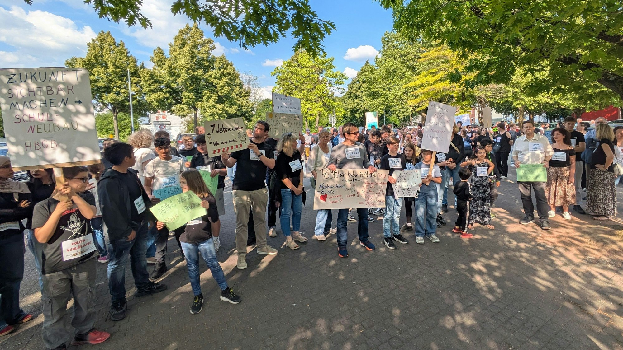 Ihre Meinung machten Schüler und Eltern bei einer Demonstration vor dem Schulausschuss mit Transparenten deutlich.