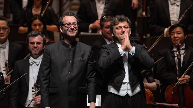Mit Star-Tenor Jonas Kaufmann (r.) geht der Lohmarer Kirchenmusiker schon seit Jahren weltweit auf Tournee.