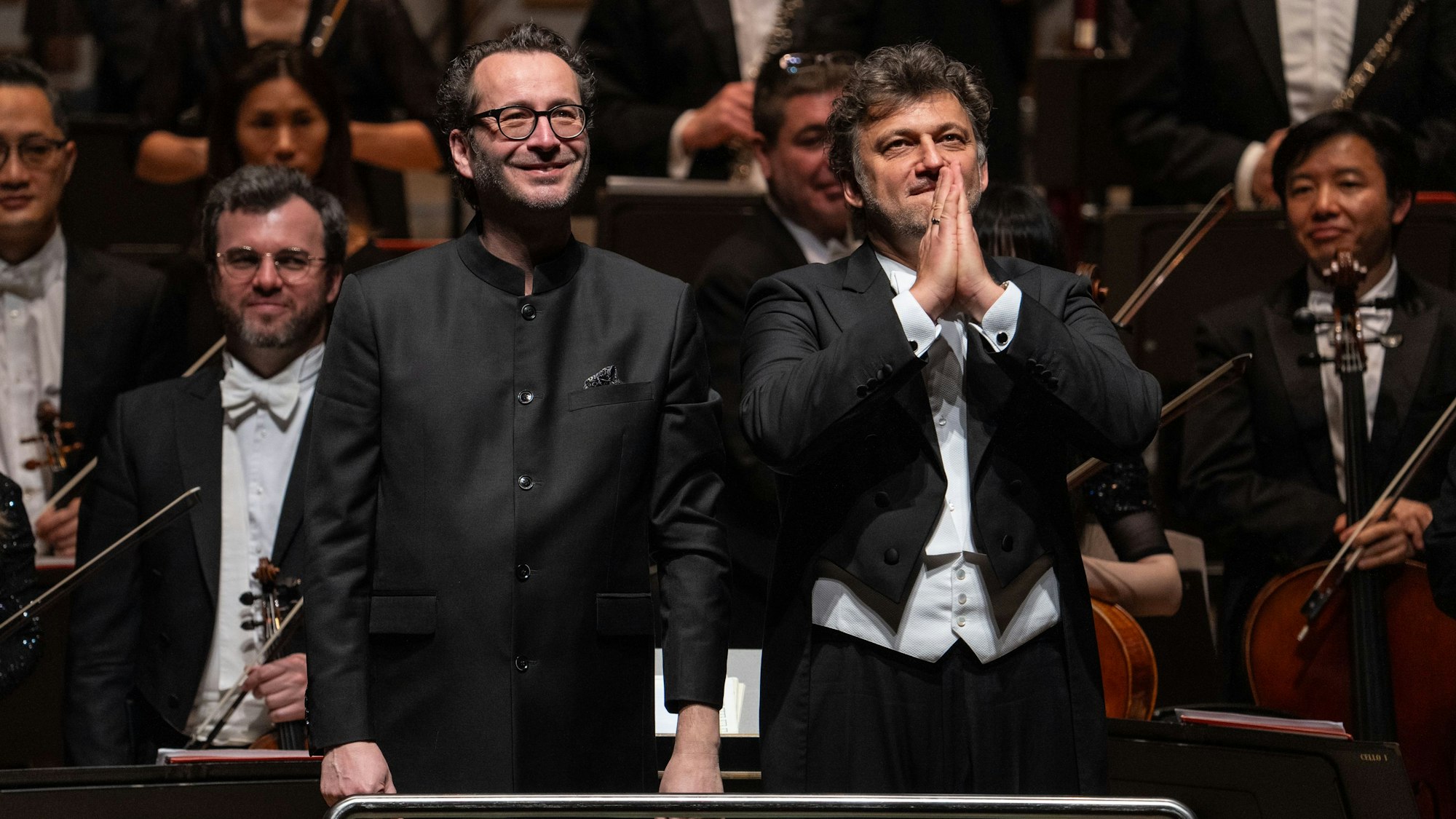 Mit Star-Tenor Jonas Kaufmann (r.) geht der Lohmarer Kirchenmusiker schon seit Jahren weltweit auf Tournee.