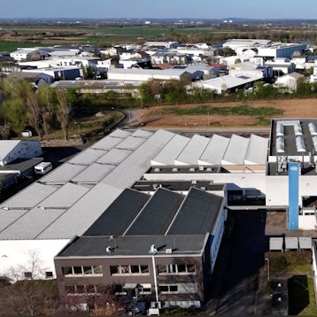 Die Stadtentwicklungsgesellschaft (SEG) Niederkassel hat die ehemaligen Lemo-Hallen in Mondorf übernommen. Die ehemalige Industrieimmobilie soll künftig Platz für Büroflächen und Produktion bietet. geplant sind aber auch die "Lemo-Kulturhallen" als Eventlocation.