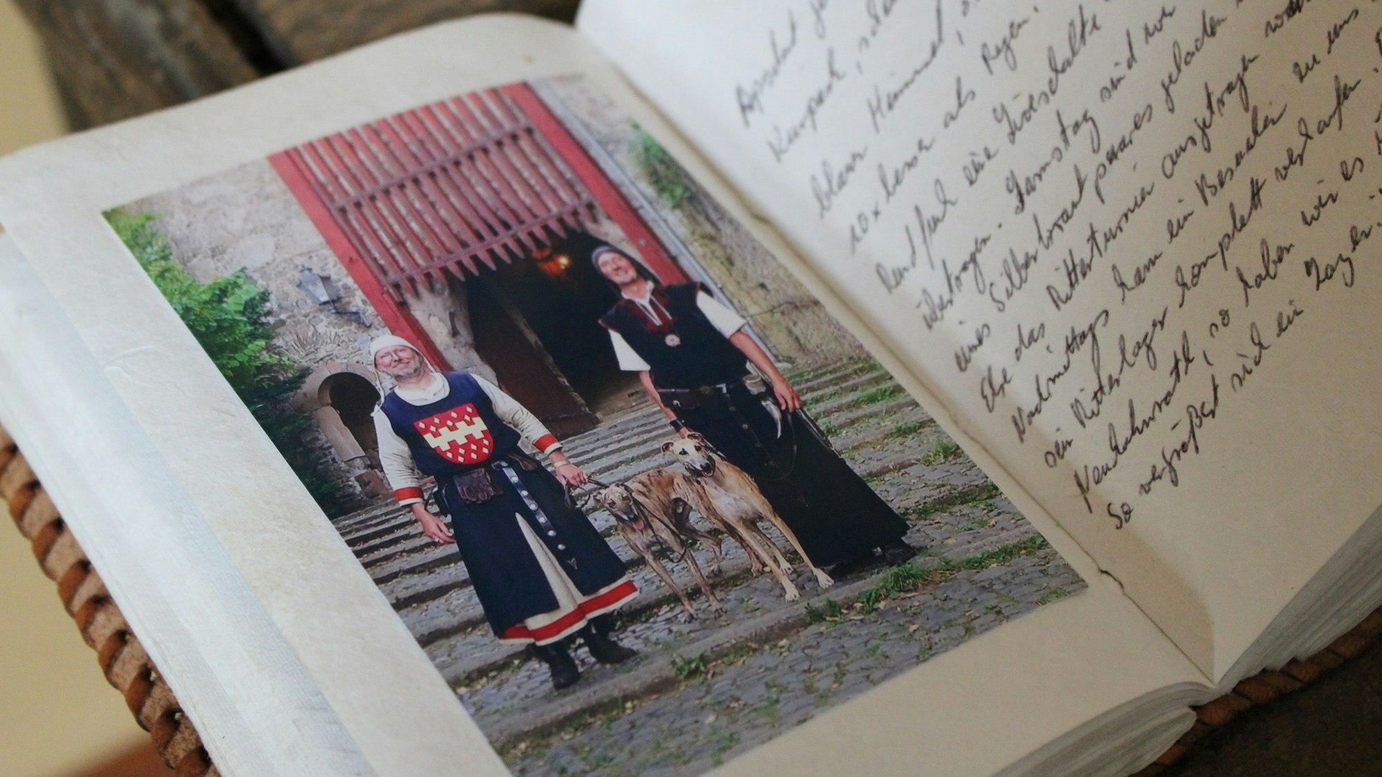 Der Besuch von Mittelalterveranstaltungen ist für Melchior (l.) und Prahl (r.) zum Hobby geworden, seit sie das Haus Dorp bewohnen.