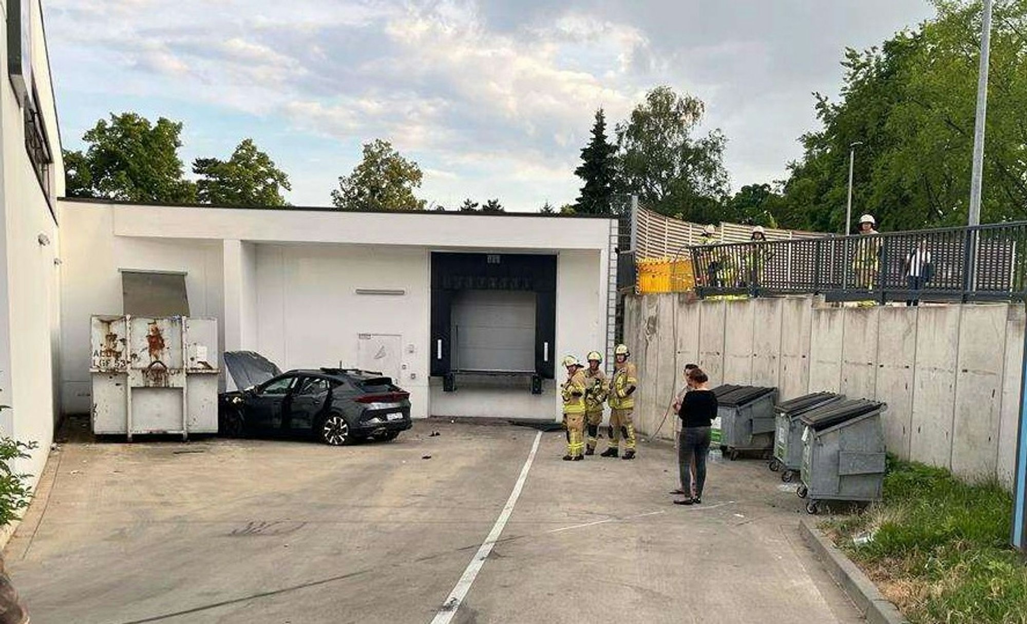 Spektakulärer Unfall: Ein Auto ist metertief abgestürzt, der Fahrer wurde schwer verletzt