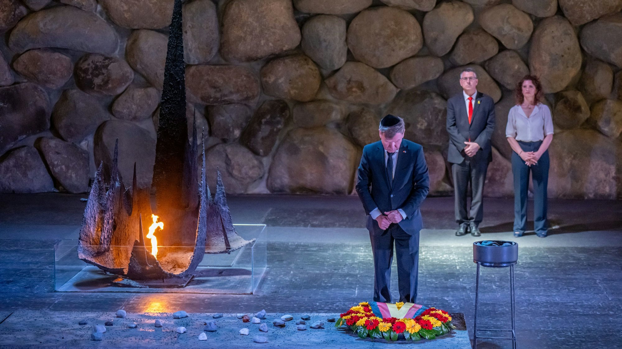 Bundesaußenminister Johann Wadephul (l.) bei einer Gedenkzeremonie in Yad Vashem in Israel.