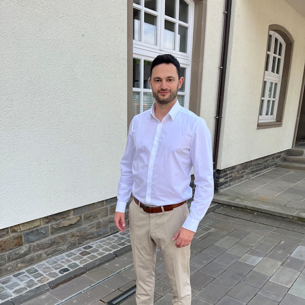 Ein junger Mann mit Dreitagebart.