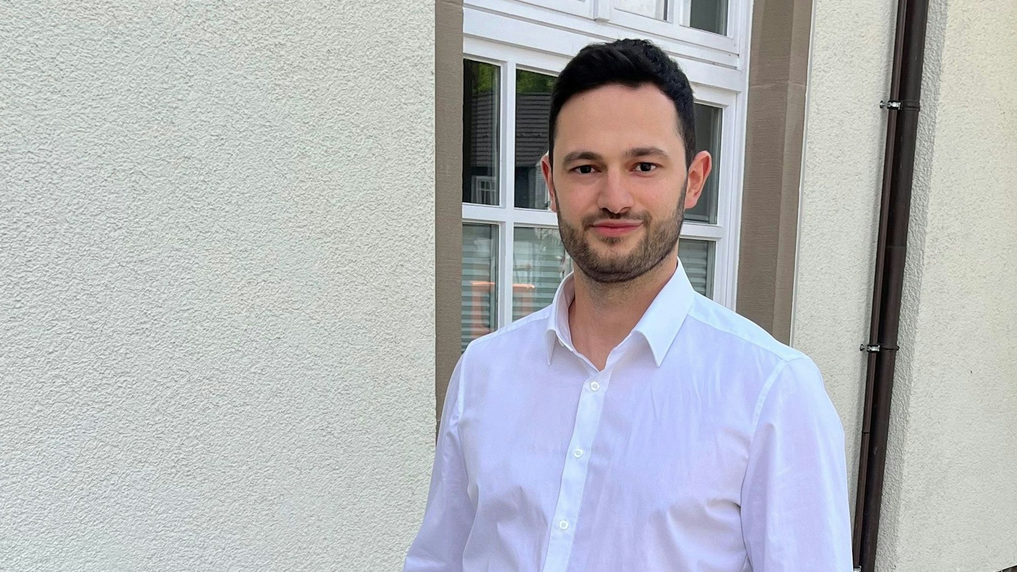 Ein junger Mann mit Dreitagebart.