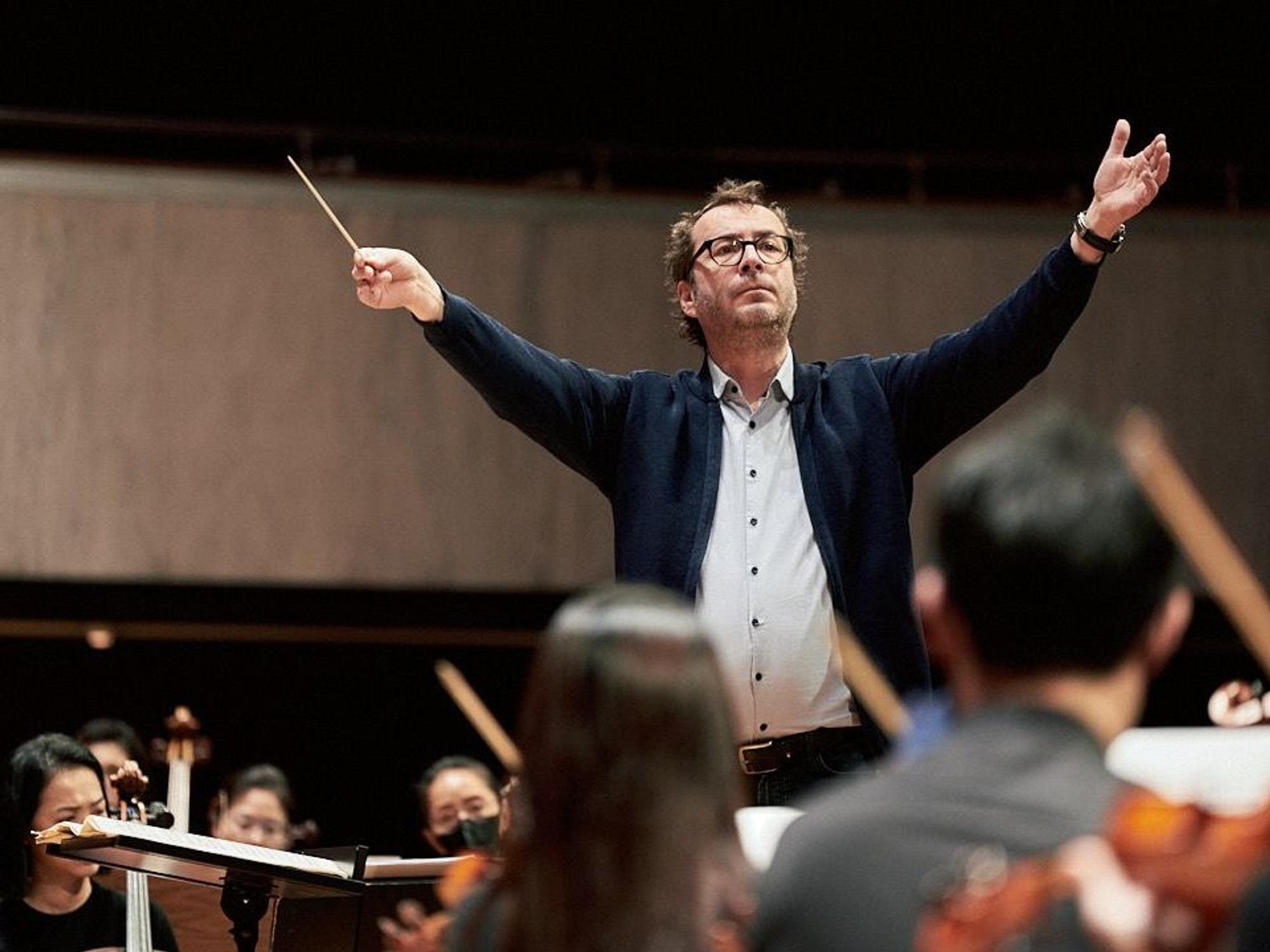 Taktgeber: Ob mit Spitzenorchestern, wie hier in Fernost, oder beim Lohmarer Kirchenchor, für Jochen Rieder "ist alles Musik".