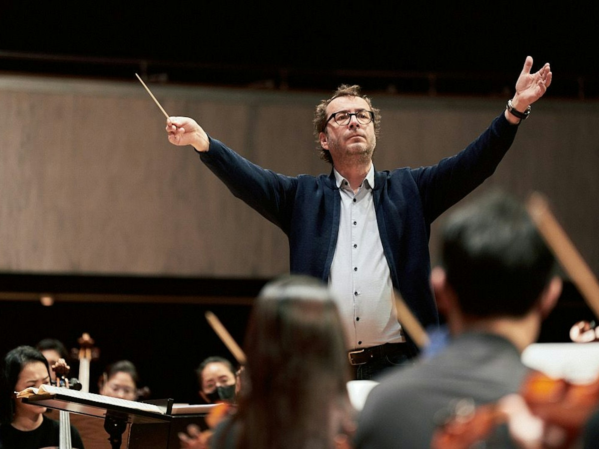 Taktgeber: Ob mit Spitzenorchestern, wie hier in Fernost, oder beim Lohmarer Kirchenchor, für Jochen Rieder "ist alles Musik".
