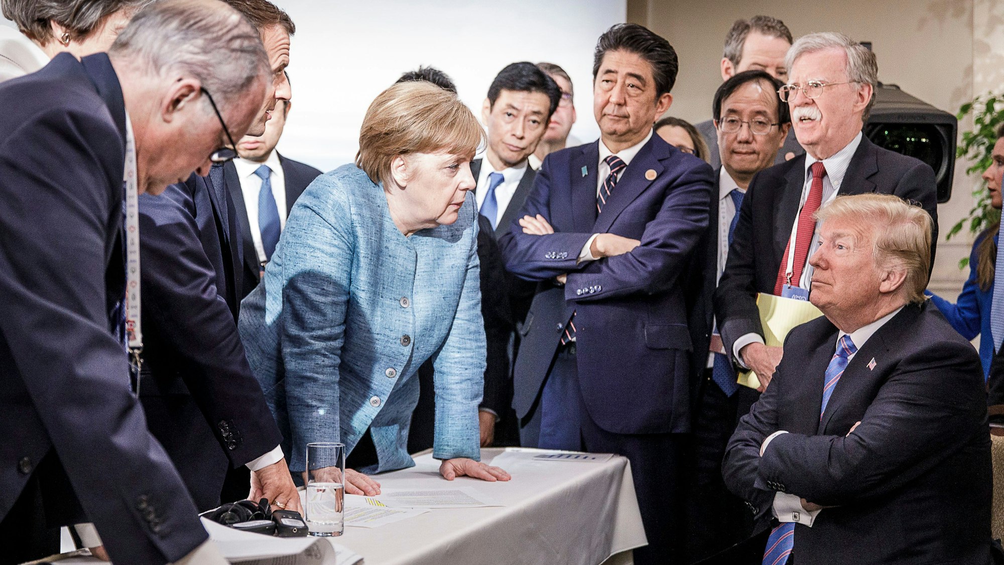 Ein Bild, das um die Welt ging: Seit sich Angela Merkel 2018 beim G7-Gipfel derart vor dem mächtigsten Mann der Welt aufbaute, galt sie als Trump-Bändigerin.dpa