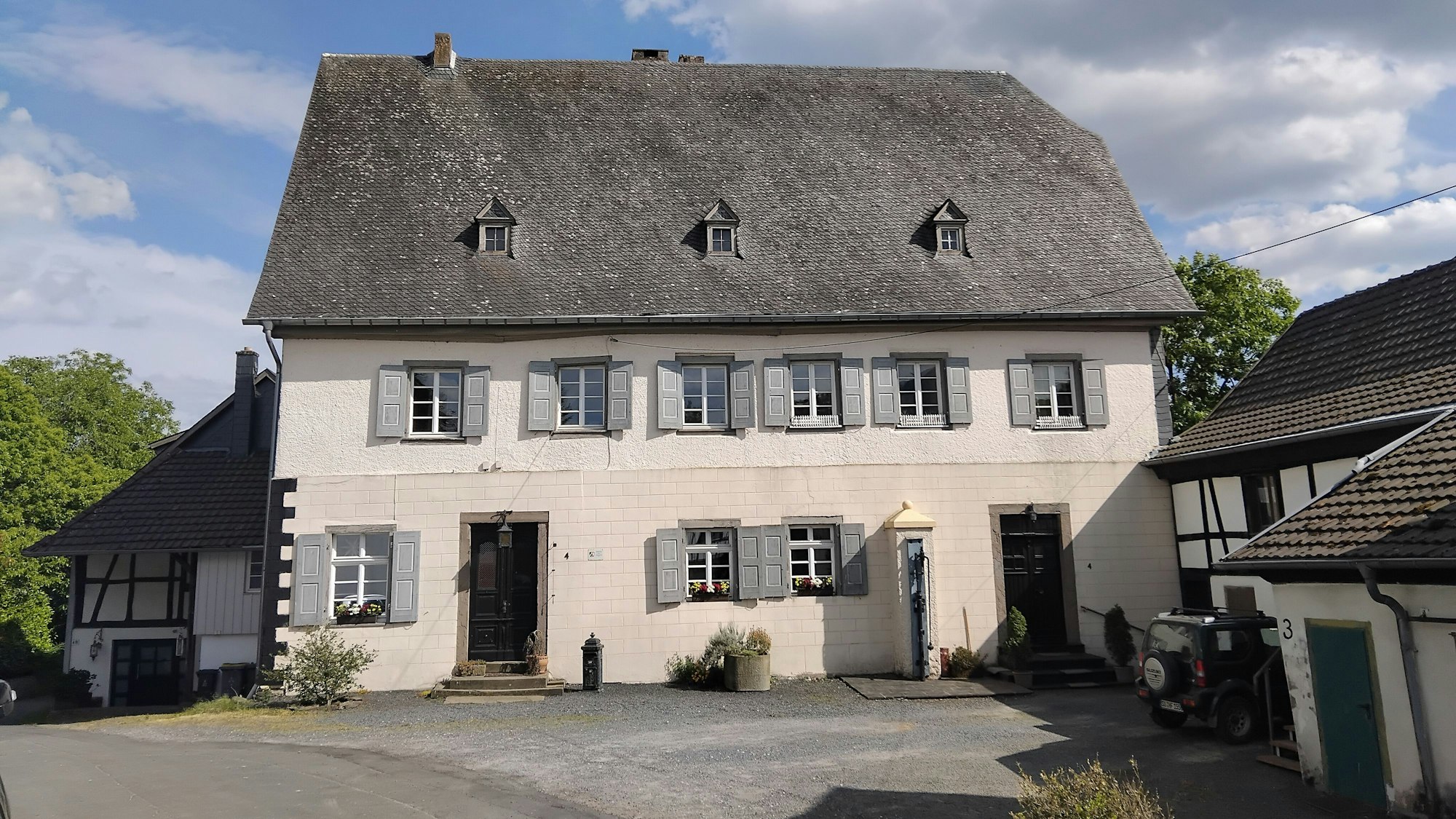 Seit Beginn des 19. Jahrhunderts ist die Burg Hausdorp in zwei Wohnhäuser aufgeteilt.