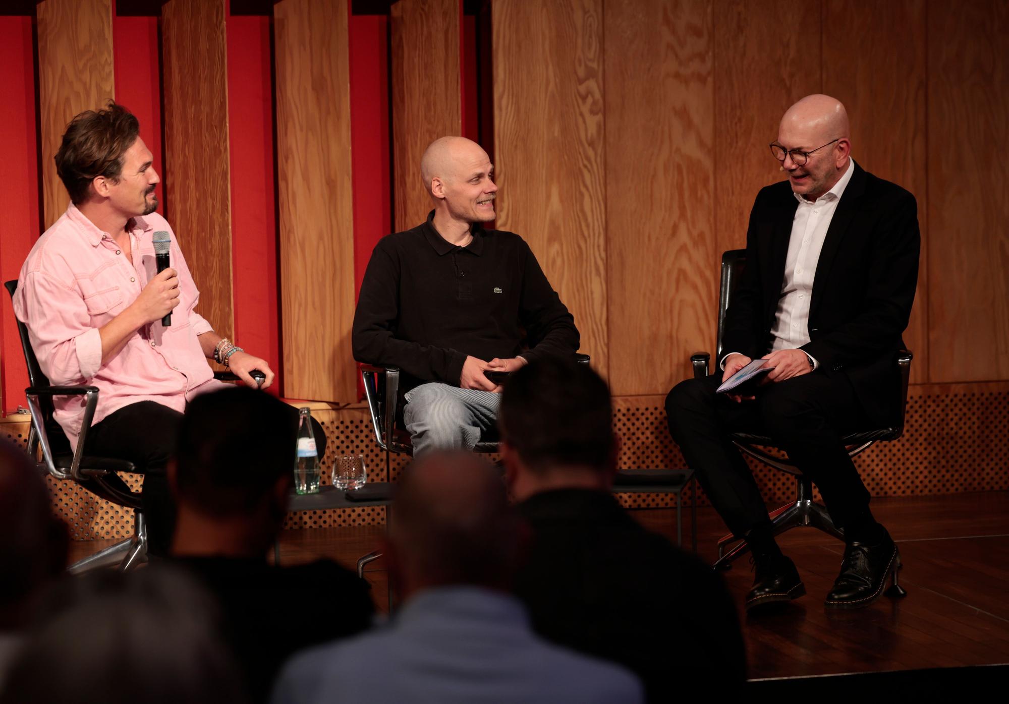 Mit Cat Ballou feiern Dominik Schönenborn (l.) und Oliver Niesen (M.) einen Erfolg nach dem anderen. Moderator Norbert Minwegen, Geschäftsführer der SK Stiftung Kultur (r.), fragte sie auch, wie sie die Zeit zwischen den Bühnen-Auftritten überbrücken.