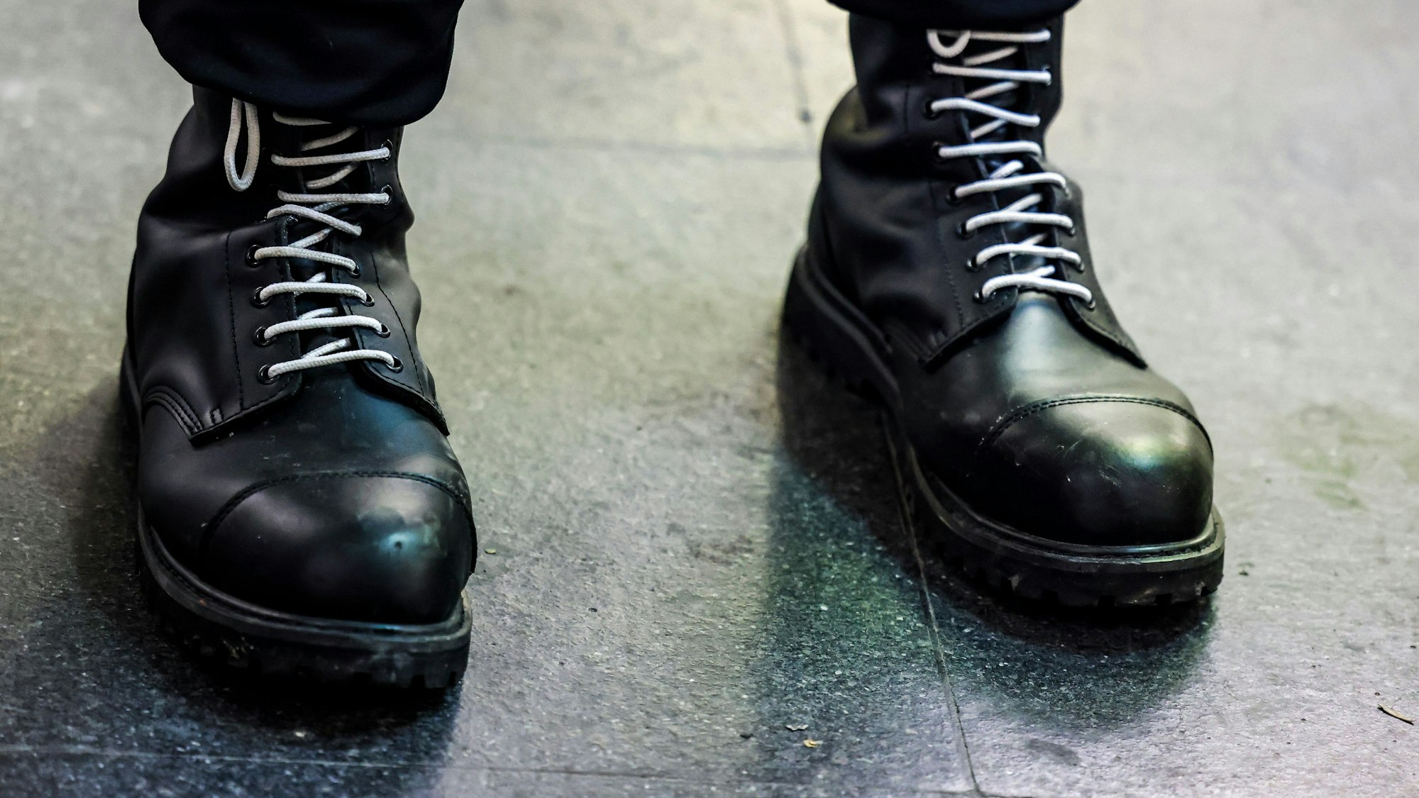 Ein Teilnehmer einer rechtsextremen Kundgebung trägt schwarze Springerstiefel mit weißen Schnürriemen, einem weit verbreitetem Symbol der rechten Szene.