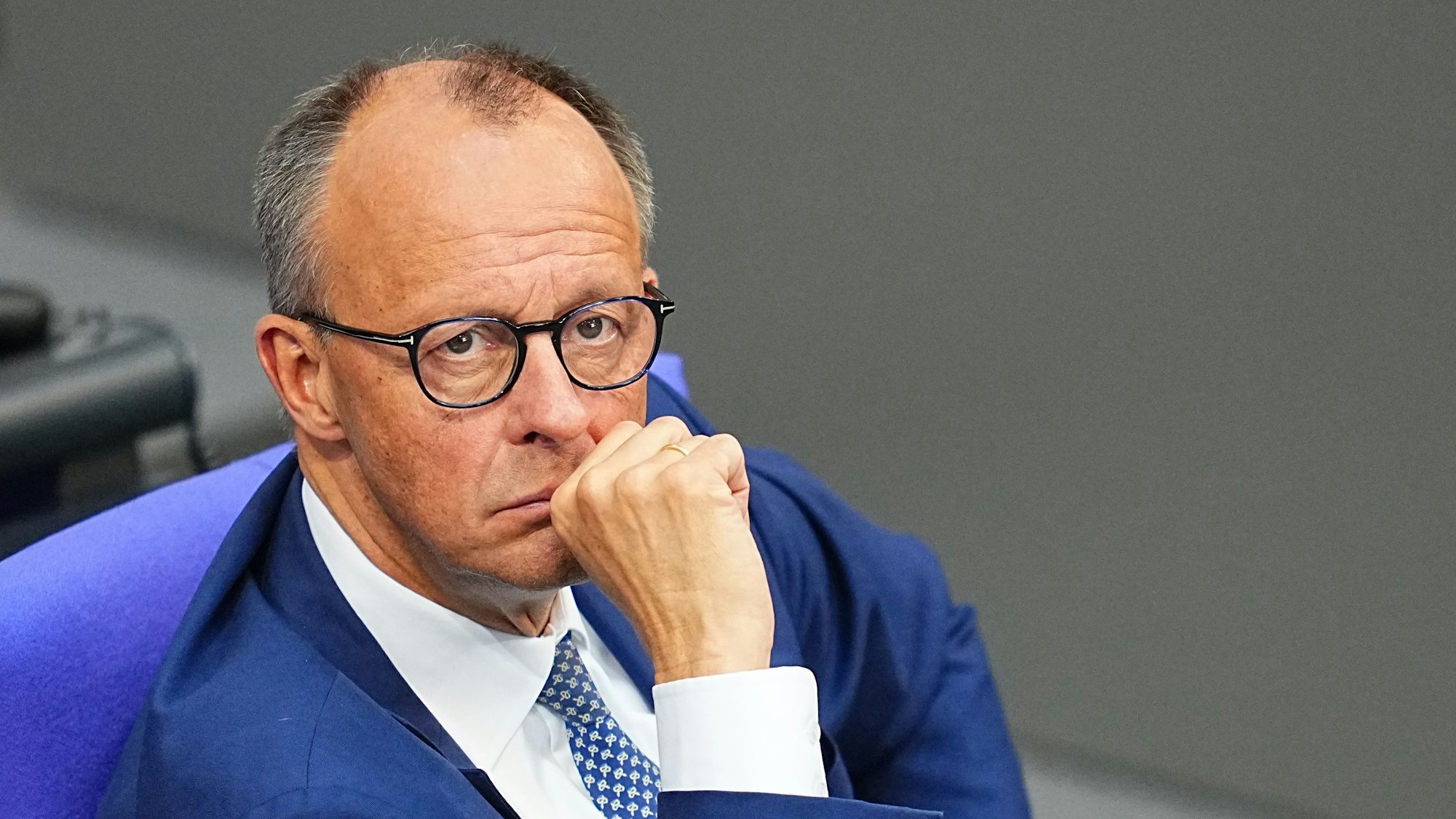 Bundeskanzler Friedrich Merz (CDU) während einer Debatte im Bundestag. (Archivbild)