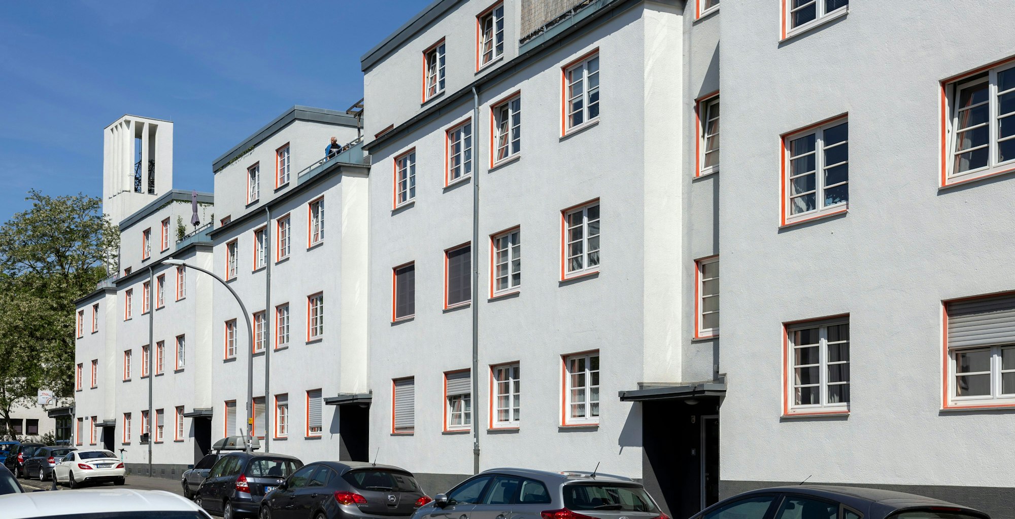 20.05.2025, Köln: Veedelsspaziergang durch Zollstock mit Jürgen Becker.
Im Bild Häuser an der Breiiger Straße.
Foto: Michael Bause