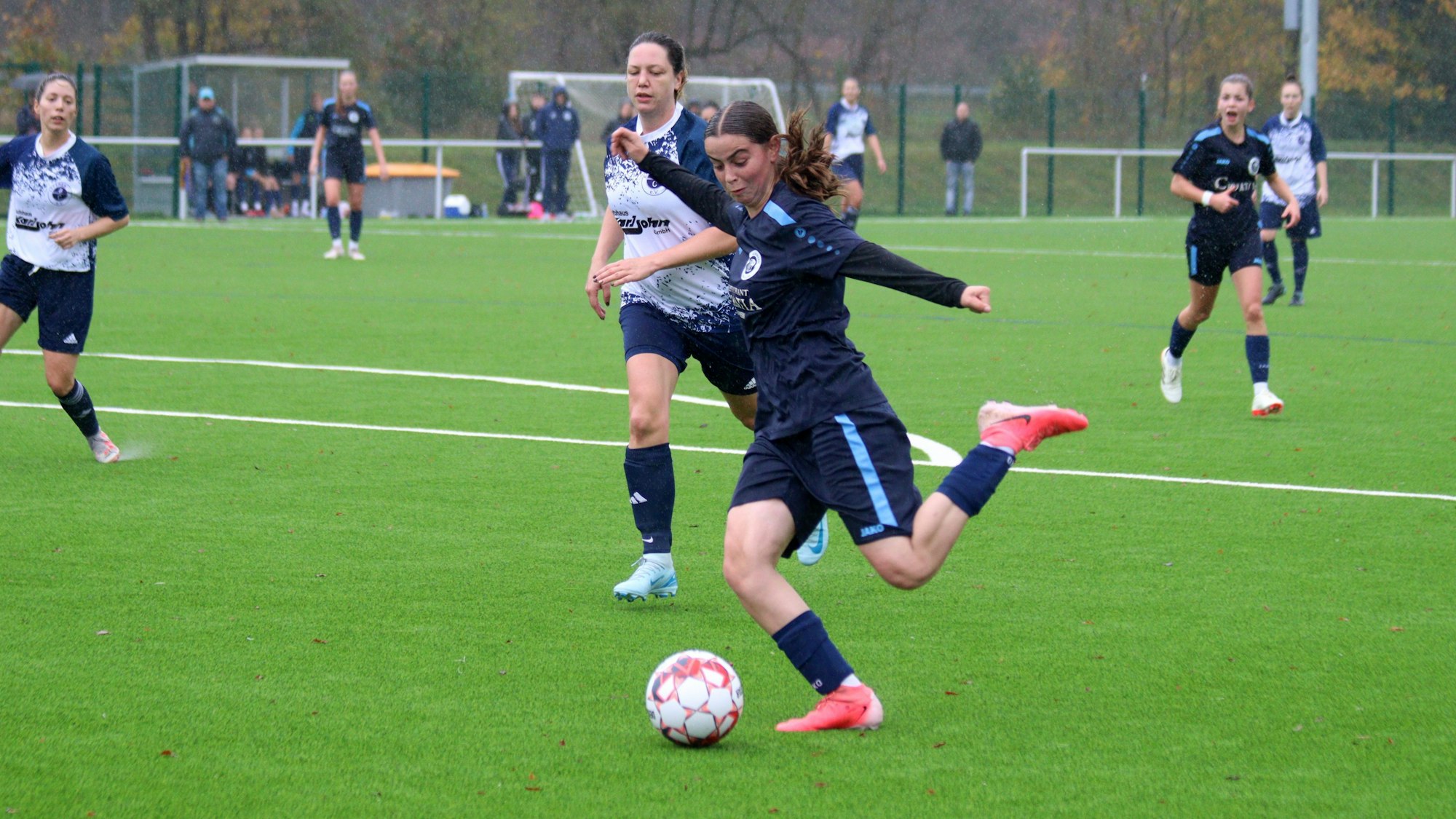 Hanna Frauenkron beim Torschuss gegen Efferen.