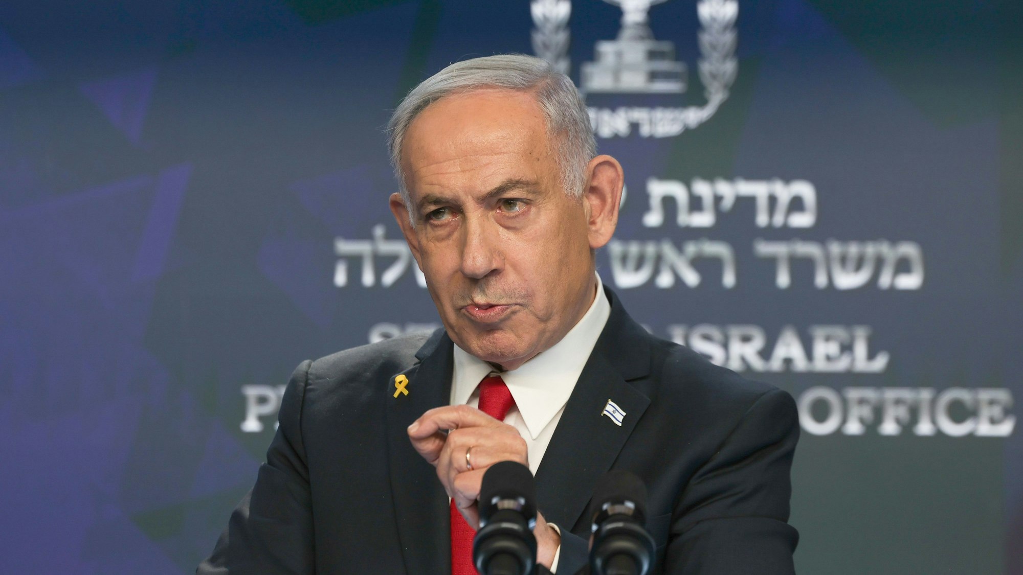 Nach dem tödlichen Schusswaffenangriff auf zwei Mitarbeiter der israelischen Botschaft hat Israels Regierungschef Benjamin Netanjahu erhöhte Sicherheitsmaßnahmen angekündigt.