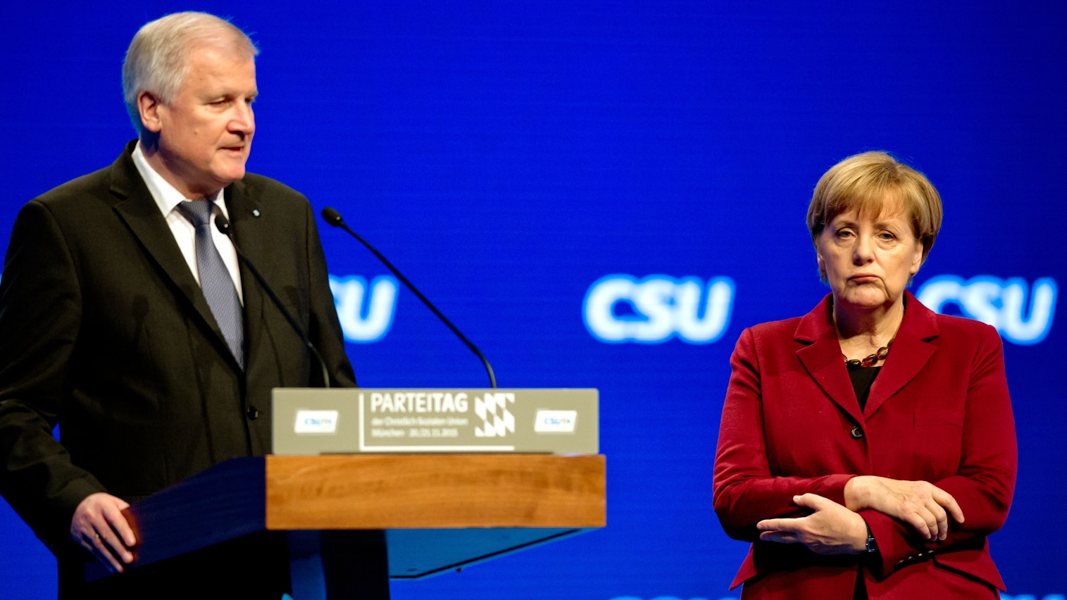 ARCHIV - 20.11.2015, Bayern, München: Bundeskanzlerin Angela Merkel (CDU) lauscht auf dem CSU-Parteitag der Rede des bayerischen Ministerpräsidenten Horst Seehofer (CSU). (zu dpa Themenpaket zum Ende der Ära Merkel nach der Bundestagswahl) Foto: Sven Hoppe/dpa +++ dpa-Bildfunk +++