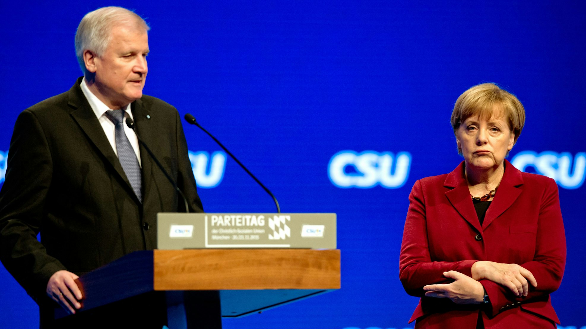 ARCHIV - 20.11.2015, Bayern, München: Bundeskanzlerin Angela Merkel (CDU) lauscht auf dem CSU-Parteitag der Rede des bayerischen Ministerpräsidenten Horst Seehofer (CSU). (zu dpa Themenpaket zum Ende der Ära Merkel nach der Bundestagswahl) Foto: Sven Hoppe/dpa +++ dpa-Bildfunk +++