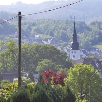 Blick auf den Turm der Altstadtkirche in Bergneustadt