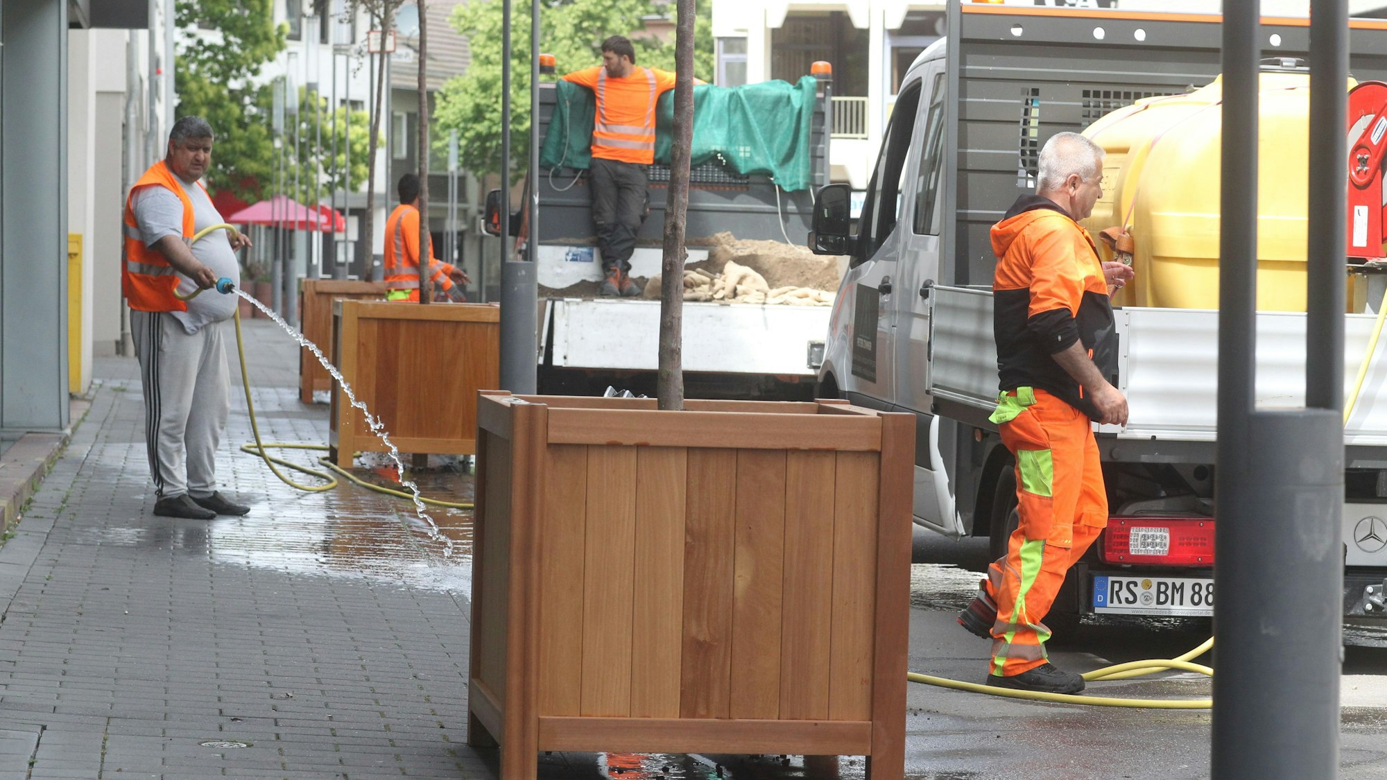 Die Stadt Troisdorf hat in 20 Kübel zusätzliche Bäume in der Troisdorfer Innenstadt an verschiedenen Stellen aufgestellt.