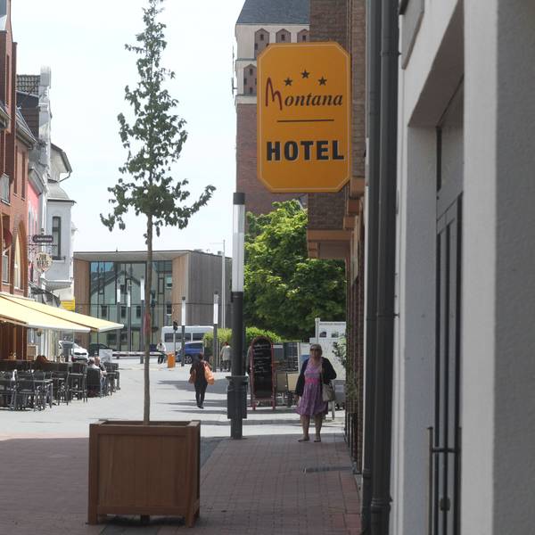 Die Stadt Troisdorf hat in 20 Kübel zusätzliche Bäume in der Troisdorfer Innenstadt an verschiedenen Stellen aufgestellt.
