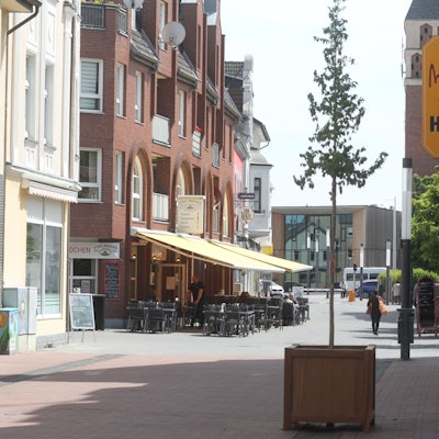 Die Stadt Troisdorf hat in 20 Kübel zusätzliche Bäume in der Troisdorfer Innenstadt an verschiedenen Stellen aufgestellt.
